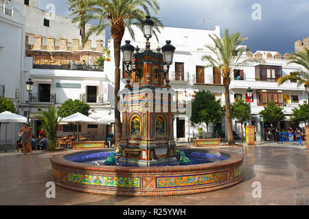 Brunnen, Plaza de España, Vejer de la Frontera, Andalusien, Spanien Stockfoto