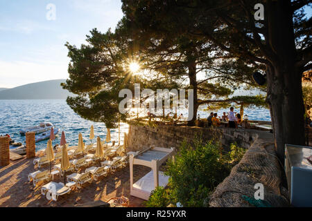 Sonnenuntergang, Restaurant in Rose, Halbinsel Lustica, Luštica, in der Nähe von Herceg Novi, Bucht von Kotor, Montenegro Stockfoto