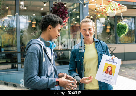 Positive afro-amerikanische Mann an der Werbung suchen Stockfoto