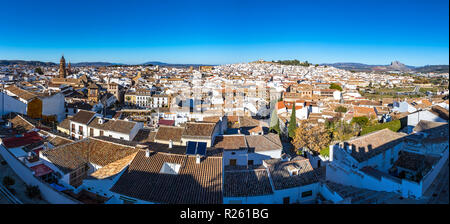 Panoramablick Luftaufnahme der Stadt Antequera, Provinz Malaga, Andalusien, Spanien. Berühmte touristische und kulturelle Zentrum. Berg Pena de los Enamorados (T Stockfoto