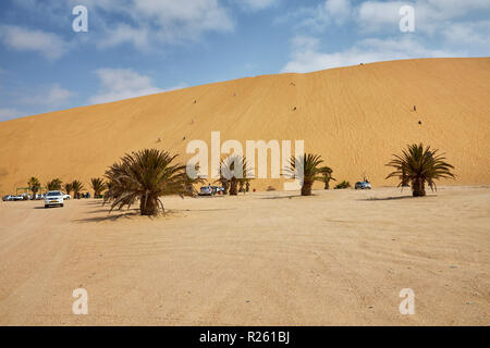 Menschen klettern Düne 7 in Walvis Bay in Namibia, Afrika Stockfoto