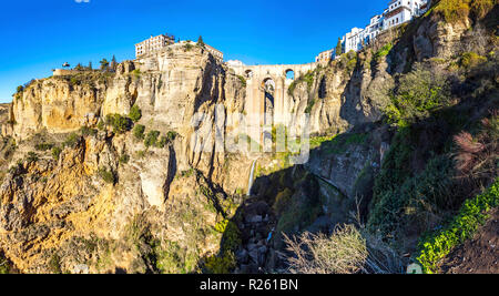 Panoramablick auf die Brücke Puente Nuevo und alte Häuser am Rande der Klippe, in der antiken Stadt Ronda in der Provinz Malaga, Andalusien, Spanien. O Stockfoto