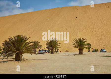 Menschen klettern Düne 7 in Walvis Bay in Namibia, Afrika Stockfoto