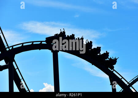 Tampa, Florida. Oktober 25, 2018 Schöne Silhouette von Shetaah Jagd Achterbahn auf Sonnenuntergang Hintergrund bei Bush Gardens Tampa Bay Theme Park. Stockfoto