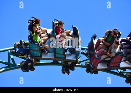 Tampa, Florida. Oktober 25, 2018 Cobra ist Achterbahn mit einem bedrohlichen 30.000 Pfund snake King und ein 70 Fuß-vertikale Heben am Bus Stockfoto