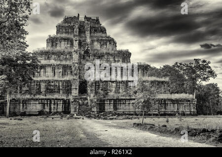 Geheimnisvolle alte Pyramide Koh Ker in den tropischen Dschungel Kambodscha verloren, Pyramide Tod Prasat Thom, die für Opfer der Dämonen der Hölle Stockfoto