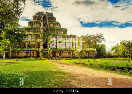 Geheimnisvolle alte Pyramide Koh Ker in den tropischen Dschungel Kambodscha verloren, Pyramide Tod Prasat Thom, die für Opfer der Dämonen der Hölle Stockfoto