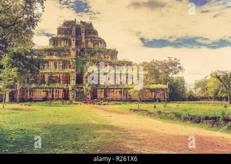 Pyramide Tod Prasat Thom Koh Ker in den tropischen Regenwald Dschungel Kambodscha verloren Stockfoto