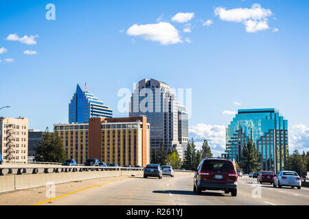 März 25, 2018 Sacramento/CA/USA - Sacramento Skyline, wie sie beim Fahren auf der Autobahn in der Nähe der Innenstadt Stockfoto