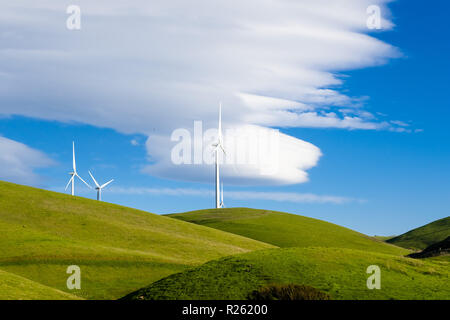 Windenergieanlagen auf den Hügeln von Osten San Francisco Bay Area, Altamont Pass, Livermore, Kalifornien Stockfoto
