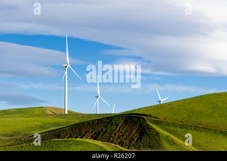 Windenergieanlagen auf den Hügeln von Osten San Francisco Bay Area, Altamont Pass, Livermore, Kalifornien Stockfoto