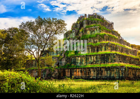 Alte Pyramide Tod Prasat Thom Koh Ker im Maya Stil im tropischen Regenwald Dschungel von Kambodscha ausgeblendet Stockfoto