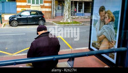 Ein Mann wartet auf einen Bus an einer Bushaltestelle in Toulouse, Frankreich Stockfoto