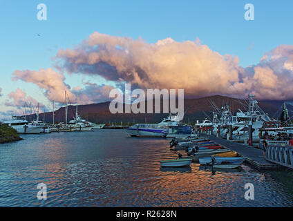 Ende der Cairns sunset Sequenz in ein paar Minuten mit Wolken über East Trinity die goldene Farbe zurück, die auf den Gewässern der Marlin Marina Stockfoto