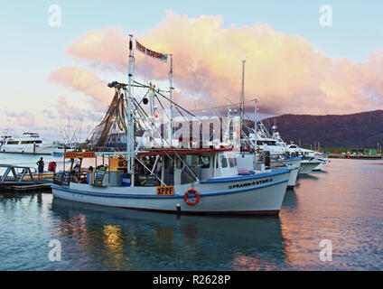 Cairns sunset Sequenz in ein paar Minuten mit Wolken über East Trinity die Einstellung Sonnenlicht zurück, die auf den Gewässern der Cairns Marlin Marina Stockfoto