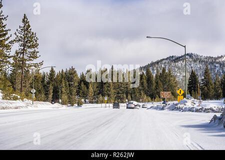 Fahren auf Eis und Schnee Straße durch die Sierra Berge an einem sonnigen Tag bedeckt, Nevada Stockfoto
