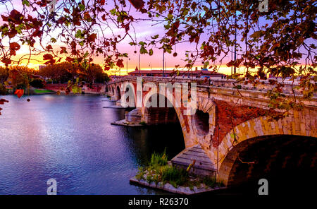 Herbst Sonnenuntergang an der Pont Neuf Brücke über den Fluss Garonne, Toulouse, Frankreich Stockfoto