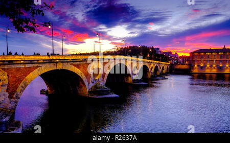 Herbst Sonnenuntergang am Flutlicht Pont Neuf Brücke über den Fluss Garonne, Toulouse, Frankreich Stockfoto
