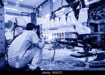 Auto Reparatur im Werk Stockfoto