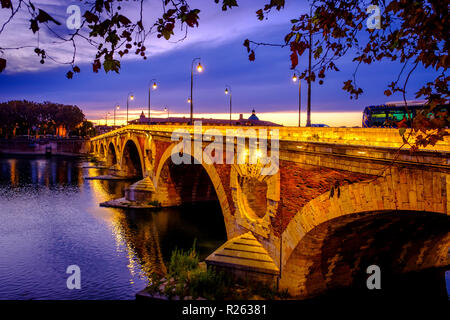 Herbst Sonnenuntergang am Flutlicht Pont Neuf Brücke über den Fluss Garonne, Toulouse, Frankreich Stockfoto