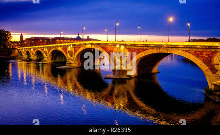Herbst Sonnenuntergang am Flutlicht Pont Neuf Brücke über den Fluss Garonne, Toulouse, Frankreich Stockfoto
