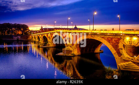 Herbst Sonnenuntergang am Flutlicht Pont Neuf Brücke über den Fluss Garonne, Toulouse, Frankreich Stockfoto