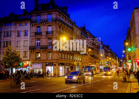 Nächtliche Straßenszene in Toulouse, Frankreich Stockfoto