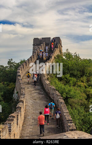 Mutianyu, China - 19. September 2013: Unbekannter Touristen zu Fuß auf der Chinesischen Mauer bei Mutianyu, im Dorf, einer der abgelegenen Teilen der Gr Stockfoto