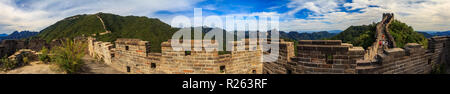 Mutianyu, China - September 19, 2013: Blick auf die Große Mauer von China und Touristen zu Fuß an der Wand im Mutianyu Dorf, eine ferne Pa Stockfoto