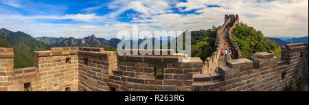 Mutianyu, China - September 19, 2013: Blick auf die Große Mauer von China und Touristen zu Fuß an der Wand im Mutianyu Dorf, eine ferne Pa Stockfoto