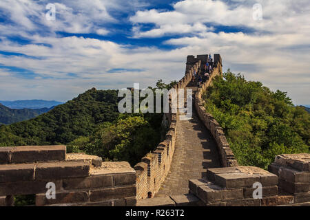 Mutianyu, China - 19. September 2013: Unbekannter Touristen zu Fuß auf der Chinesischen Mauer bei Mutianyu, im Dorf, einer der abgelegenen Teilen der Gr Stockfoto