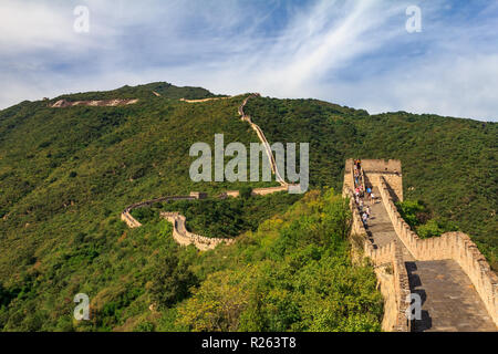 Mutianyu, China - 19. September 2013: Unbekannter Touristen zu Fuß auf der Chinesischen Mauer bei Mutianyu, im Dorf, einer der abgelegenen Teilen der Gr Stockfoto