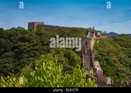 Mutianyu, China - 19. September 2013: Unbekannter Touristen zu Fuß auf der Chinesischen Mauer bei Mutianyu, im Dorf, einer der abgelegenen Teilen der Gr Stockfoto