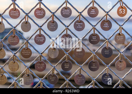 Seattle, Vereinigte Staaten - November 08, 2018: Markt Charms, symbolische Schleusen am Zaun von der Terrasse am Wasser am Pike Place Market Facing Puget Stockfoto