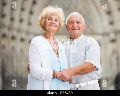 Glücklich liebende reife Ehegatten genießen Spaziergang rund um europäische Stadt Stockfoto