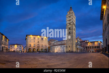 Pistoia, Italien. Panorama auf die Piazza del Duomo mit dem alten Rathaus und der Kathedrale von San Zeno in der Dämmerung mit HDR-Effekt Stockfoto