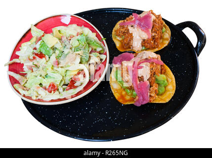 Mexikanisches Essen Leckere Chicken Salat mit Avocado und Thunfisch tostada. Auf weissem Hintergrund Stockfoto