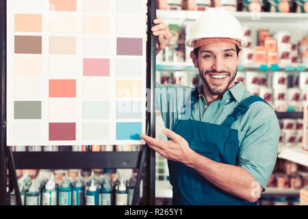 Positive workman Übersicht stand mit Proben in der Lackiererei Stockfoto