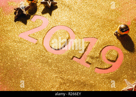 Frohes Neues Jahr Layout. Zahlen 2019 Notepad und freier Platz für Text. Weihnachtsschmuck, Weihnachten Spielzeug, gold Sterne, Geschenke. Stockfoto