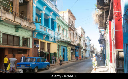 Havanna, Kuba - Januar 16, 2017: Street Scene mit bunten Gebäuden und alten amerikanischen Auto in der Innenstadt von Havanna, Kuba Stockfoto