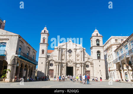 Havanna, Kuba - Januar 16, 2017: Panoramablick auf der Plaza de la Kathedrale in der Altstadt von Havanna mit der barocken Architektur der Kathedrale von San Cristobal. Cobbleston Stockfoto
