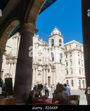Havanna, Kuba - Januar 16, 2017: Plaza de la Catedral (Englisch: Cathedral Square) ist eine der fünf wichtigsten Plätze in der Altstadt von Havanna und die Website der Ca Stockfoto
