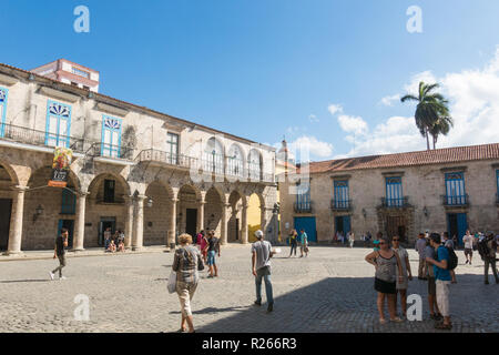 Havanna, Kuba - Januar 16, 2017: Touristen am Cathedral Square an einem schönen Tag. Die Altstadt von Havanna, Kuba. In dieses Quadrat ist die Kathedrale, die Kolonialen Stockfoto