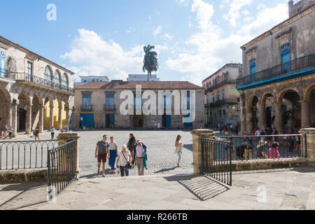 Havanna, Kuba - Januar 16, 2017: Touristen am Cathedral Square an einem schönen Tag. Die Altstadt von Havanna, Kuba. In dieses Quadrat ist die Kathedrale, die Kolonialen Stockfoto