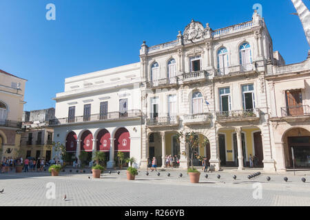 Havanna, Kuba - Januar 16, 2017: Die historischen Alten Platz oder die Plaza Vieja im kolonialen Stadtteil der Altstadt von Havanna Stockfoto