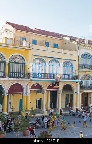 Havanna, Kuba - Januar 16, 2017: Die historischen Alten Platz oder die Plaza Vieja im kolonialen Stadtteil der Altstadt von Havanna Stockfoto