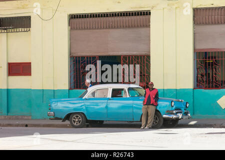 Havanna, Kuba - Januar 16, 2017: Street Scene mit alten amerikanischen Auto in der Innenstadt von Havanna, Kuba Stockfoto