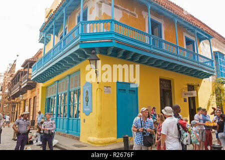 Havanna, Kuba - Januar 16, 2017: Touristen zu Fuß in einer täglichen Szene in der Altstadt von Havanna, an einem sonnigen Tag. Havanna, Kuba Stockfoto