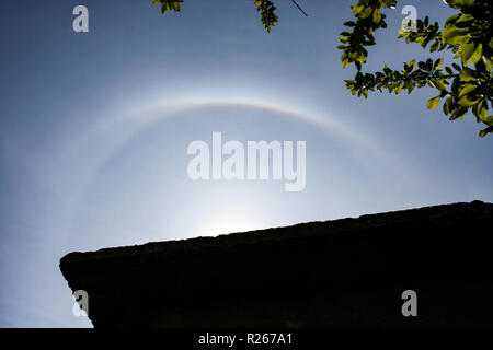 Verschiedene Sonne Halos im Himmel über Rumänien erscheinen. Seltene Naturerscheinung. Helle 22 Grad und oberen Berührungsbogens. Stockfoto