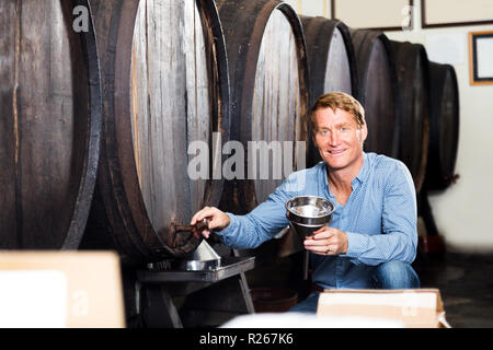 Portrait von stattlicher Mann Verkostung Wein vor dem Kauf im Weingut Stockfoto